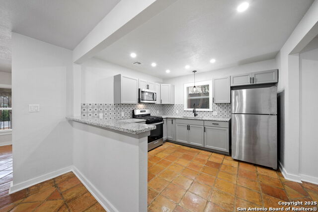 Image 7 of 24 For 1046 Hillcrest Dr