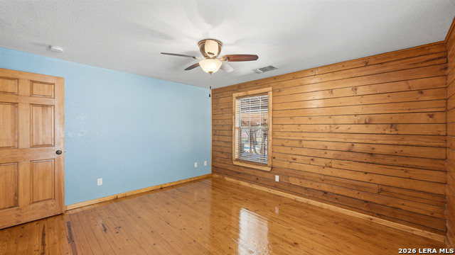 Image 21 of 86 For 828 Shady Grove