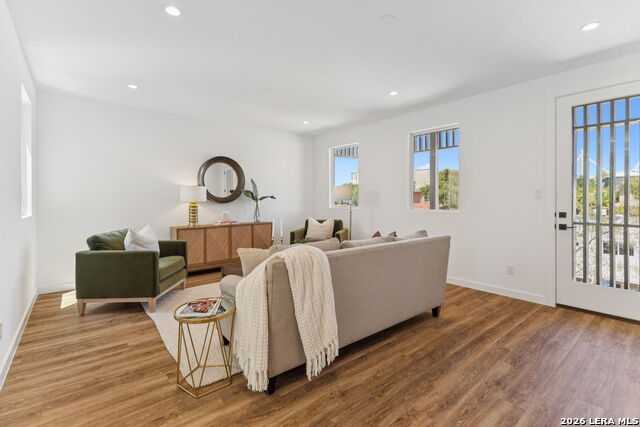 Listing photo id 2 for 562 Mcmonigal Pl.