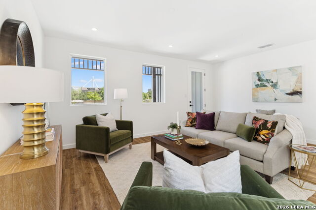 Listing photo id 3 for 562 Mcmonigal Pl.