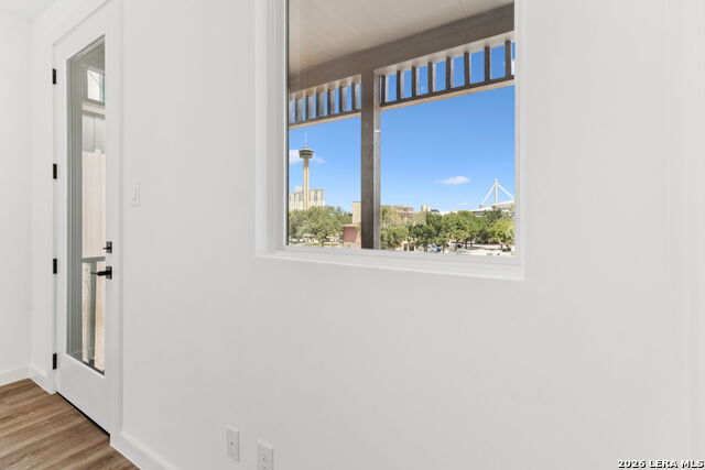 Listing photo id 6 for 562 Mcmonigal Pl.