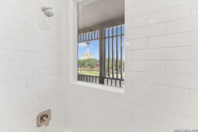 Listing photo id 7 for 562 Mcmonigal Pl.