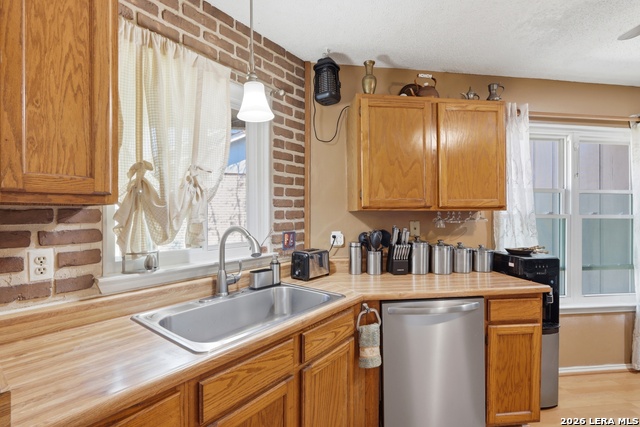 Image 11 of 33 For 5775 Larkdale Dr