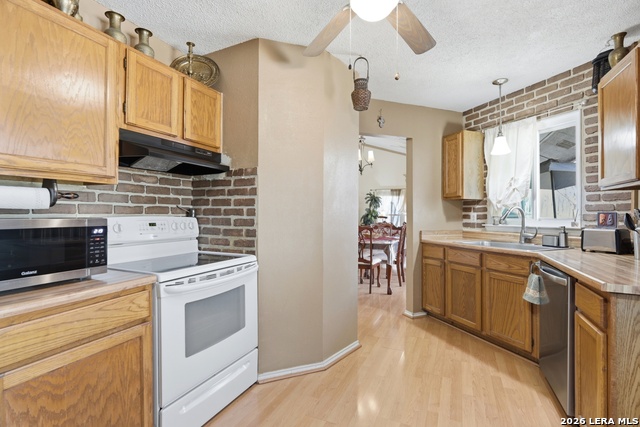 Image 4 of 33 For 5775 Larkdale Dr