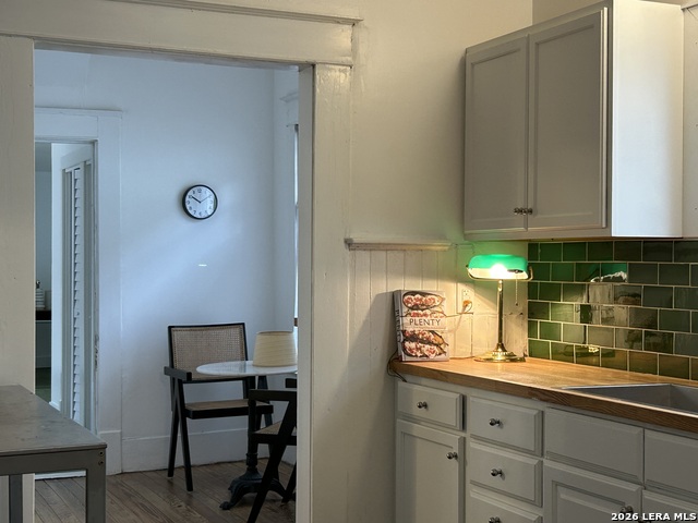 Image 16 of 19 For 2213 Flores N