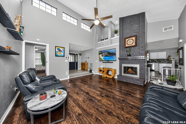 Listing photo id 0 for 13830 Brook Hollow