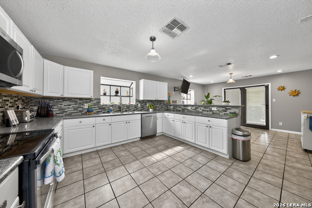 Listing photo id 1 for 13830 Brook Hollow