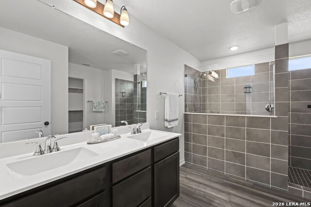 Listing photo id 13 for 4703 Plaza Center