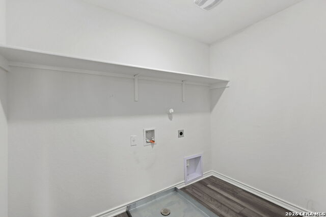 Listing photo id 18 for 4703 Plaza Center