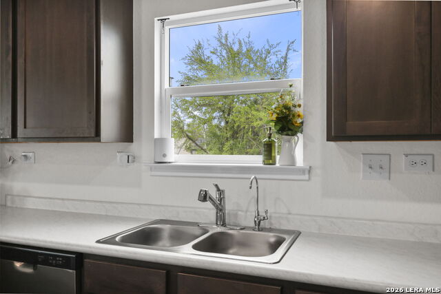 Listing photo id 4 for 4703 Plaza Center