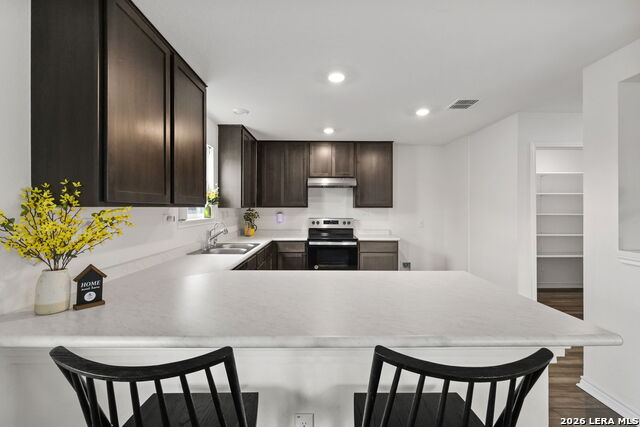 Listing photo id 5 for 4703 Plaza Center