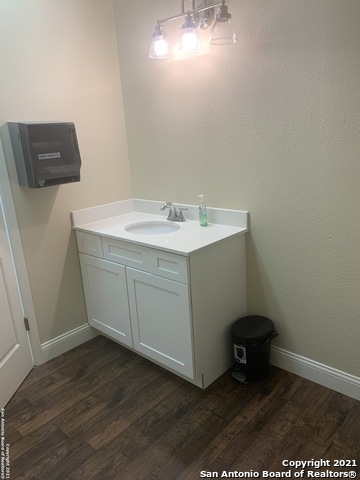 Listing photo id 5 for 128 W Bandera Rd  Suites