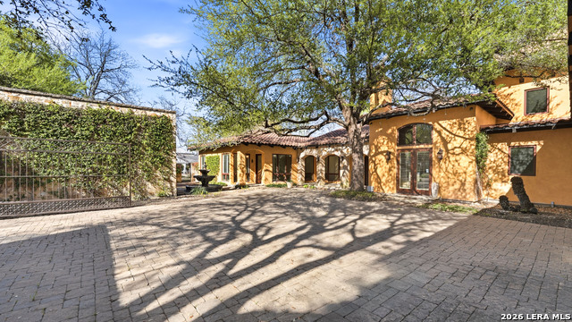 Image 2 of 47 For 930 Lakeview