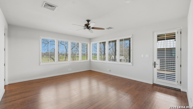Image 27 of 47 For 930 Lakeview