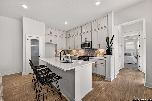 Image 10 of 33 For 20675 Huebner Rd  527