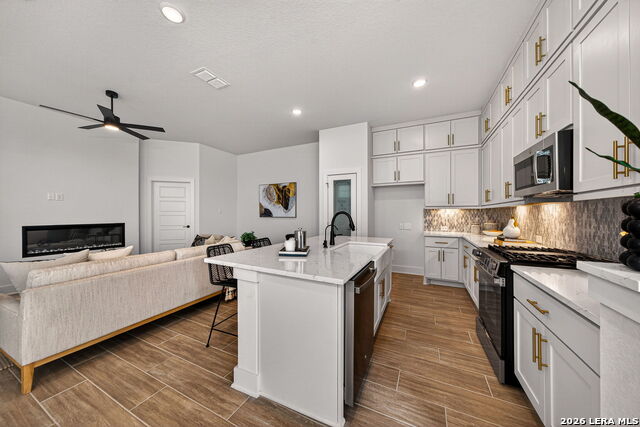 Image 11 of 33 For 20675 Huebner Rd  527