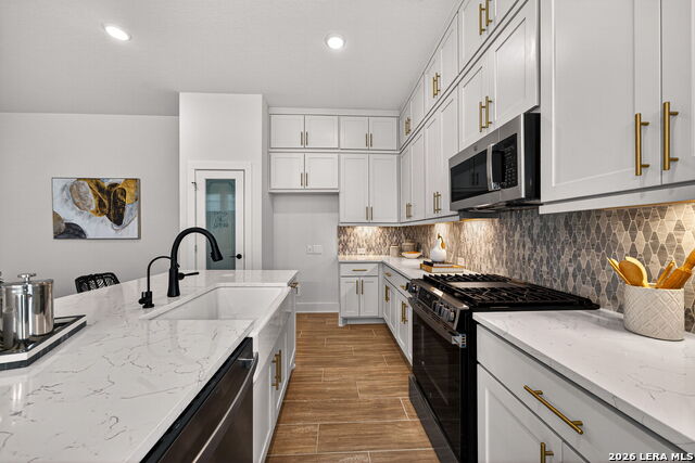 Image 12 of 33 For 20675 Huebner Rd  527