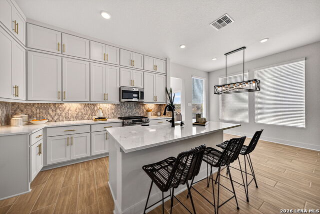 Image 14 of 33 For 20675 Huebner Rd  527