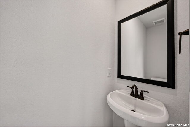 Image 17 of 33 For 20675 Huebner Rd  527