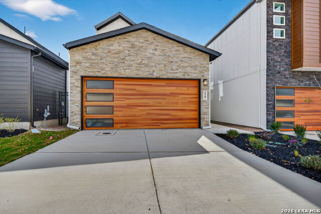 Image 2 of 33 For 20675 Huebner Rd  527