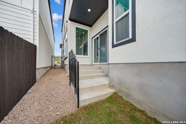 Image 31 of 33 For 20675 Huebner Rd  527