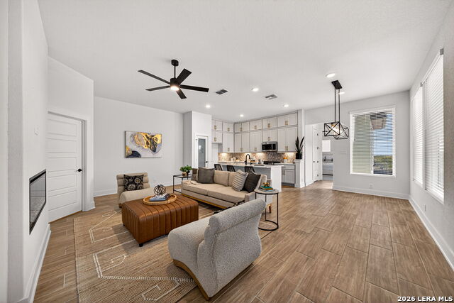 Image 6 of 33 For 20675 Huebner Rd  527