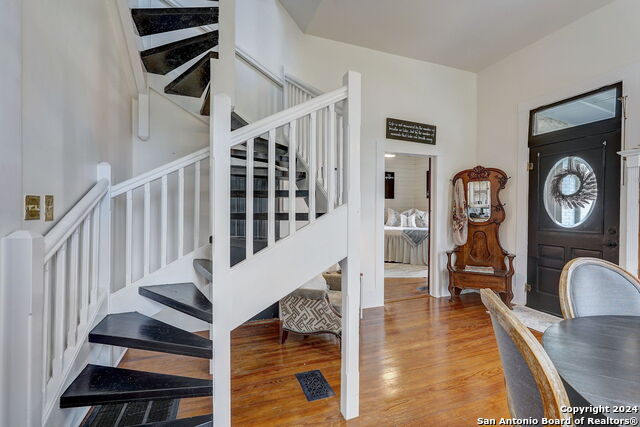 Image 22 of 64 For 109 Evergreen St W