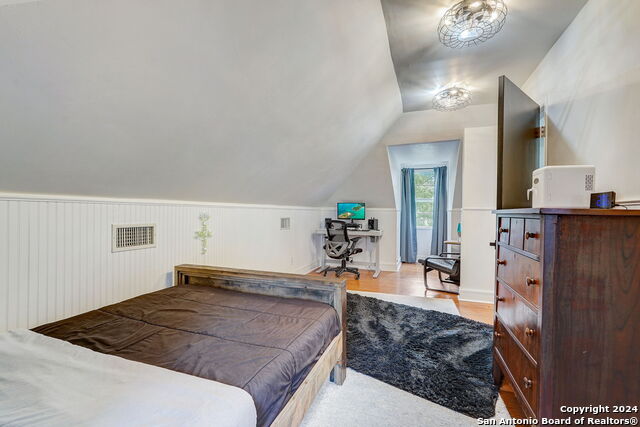 Image 39 of 64 For 109 Evergreen St W