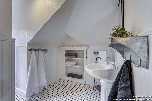 Image 42 of 64 For 109 Evergreen St W