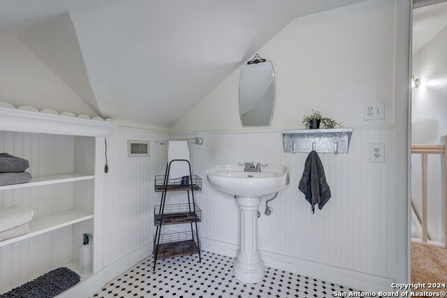 Image 45 of 64 For 109 Evergreen St W