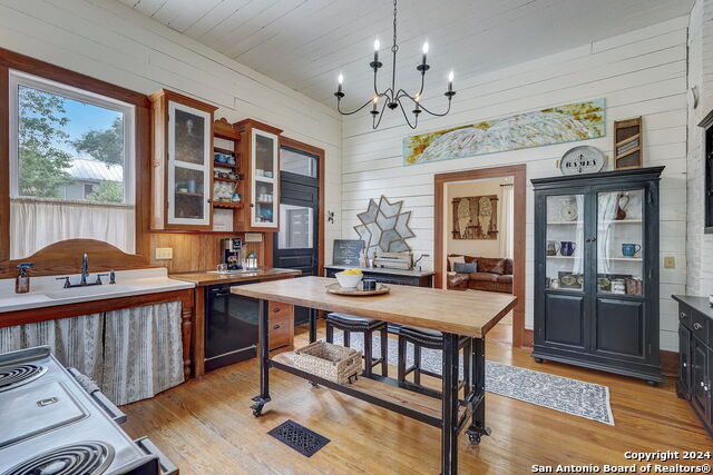 Image 8 of 64 For 109 Evergreen St W