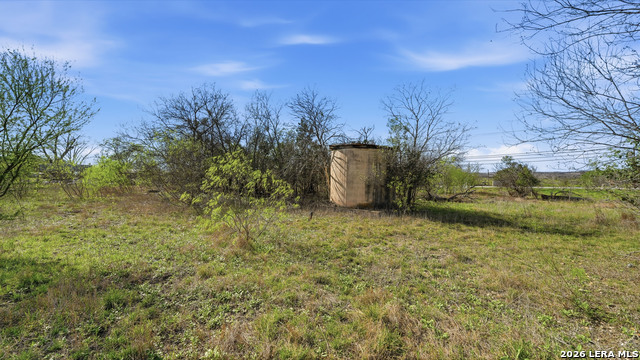 Listing photo id 8 for 3939 Fm 482  