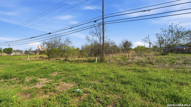 Listing photo id 13 for 3939 Fm 482  