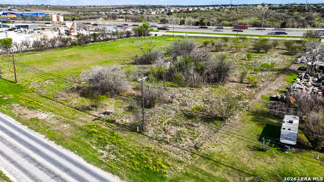 Listing photo id 15 for 3939 Fm 482  