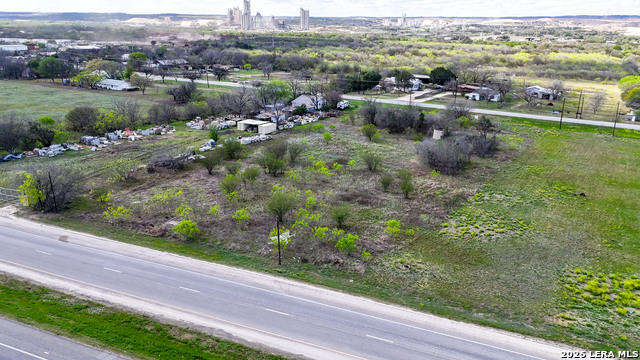 Listing photo id 19 for 3939 Fm 482  