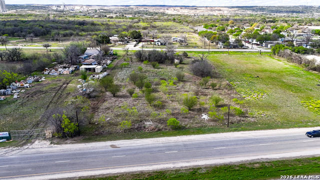 Listing photo id 21 for 3939 Fm 482  