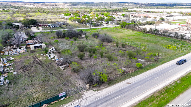 Listing photo id 22 for 3939 Fm 482  