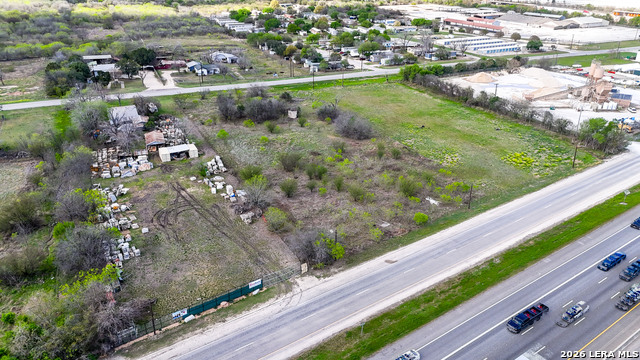 Listing photo id 24 for 3939 Fm 482  