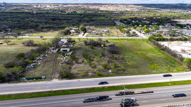 Listing photo id 25 for 3939 Fm 482  