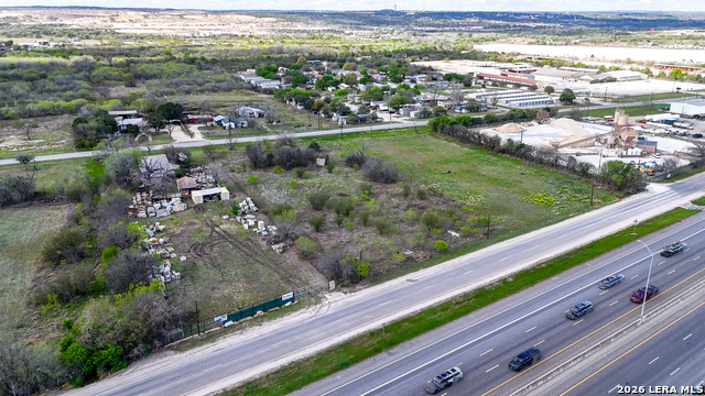 Listing photo id 26 for 3939 Fm 482  