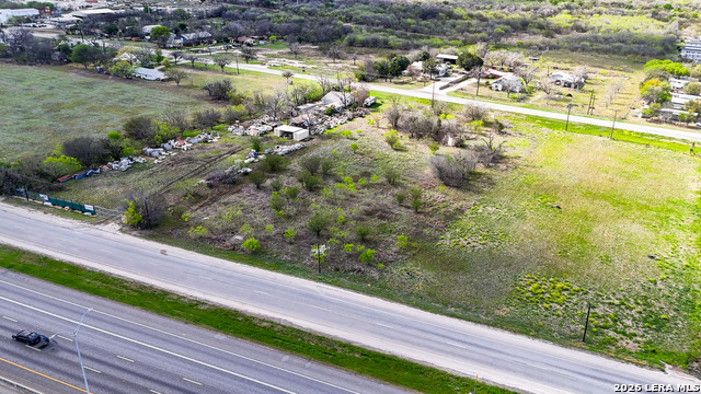 Listing photo id 27 for 3939 Fm 482  