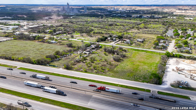 Listing photo id 32 for 3939 Fm 482  