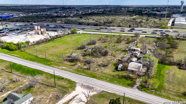 Listing photo id 39 for 3939 Fm 482  