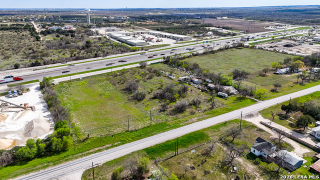 Listing photo id 40 for 3939 Fm 482  