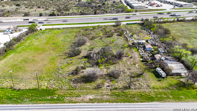 Listing photo id 42 for 3939 Fm 482  