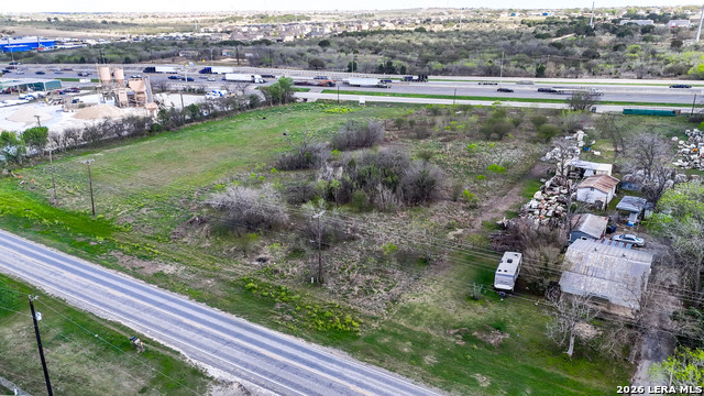 Listing photo id 43 for 3939 Fm 482  