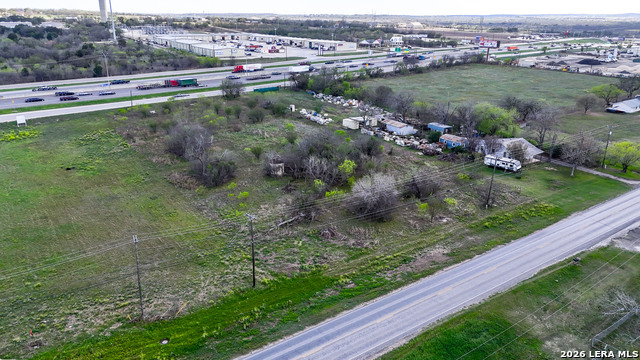 Listing photo id 46 for 3939 Fm 482  