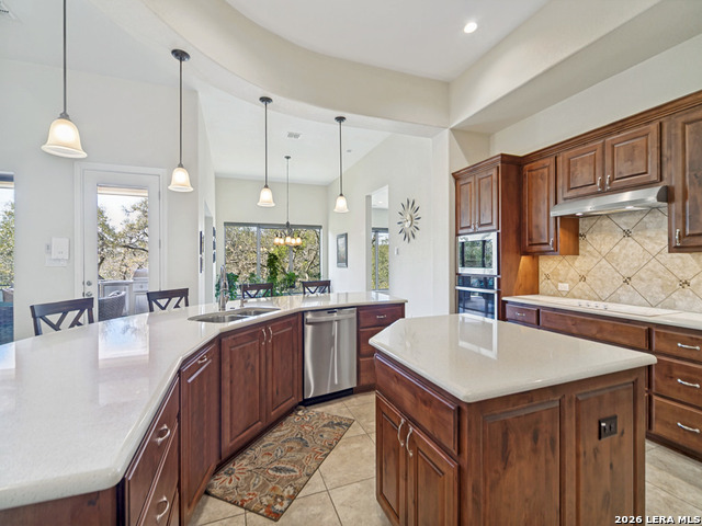 Listing photo id 11 for 1556 Canyon Lake Drive