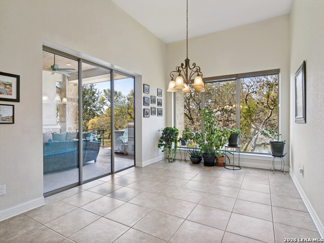 Listing photo id 14 for 1556 Canyon Lake Drive