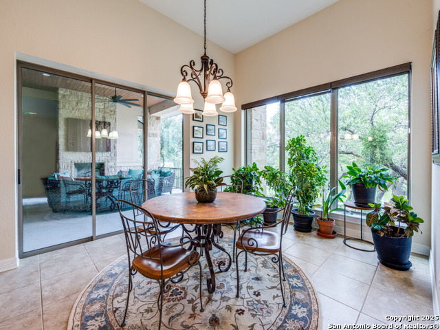 Listing photo id 15 for 1556 Canyon Lake Drive